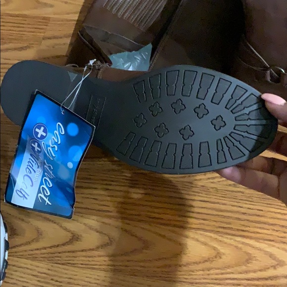 Boots - Picture 2 of 6